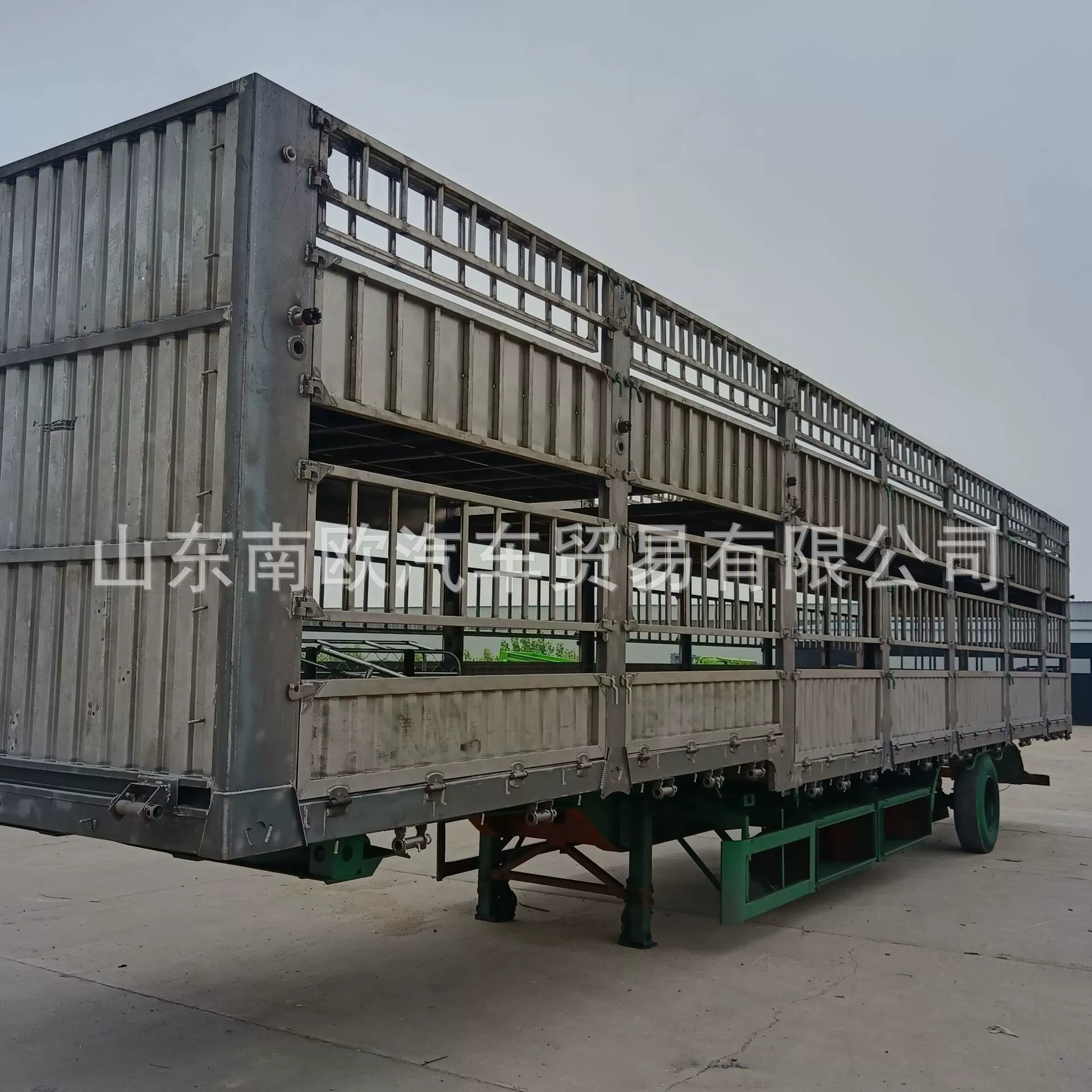 Прямые продажи с завода: грузовики для перевозки скота, свиней, крупного рогатого скота, овец, птицы и полуприцепы для животноводства, экспорт грузовиков и полуприцепов для животноводства.