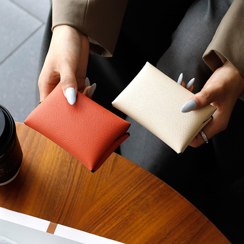 おしゃれなカバンの女性の本革の掌紋の名刺はシンプルで小さい香りの風のカードは会議の贈り物を包んで代行します。