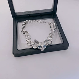 项链;耳环;手链