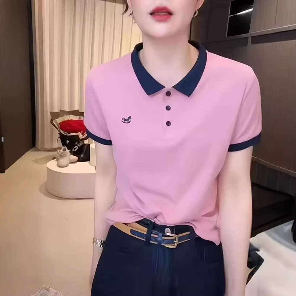 Áo thun nữ cổ polo tay ngắn, chất liệu dệt kim, thêu hình ngựa nhỏ — Màu hồng