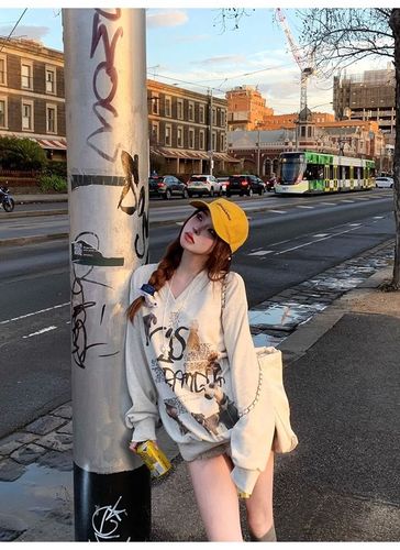 320g Slim Fit V-Neck Letter Print Sweatshirt for Women - Loose and Stylish Gray Apricot Top