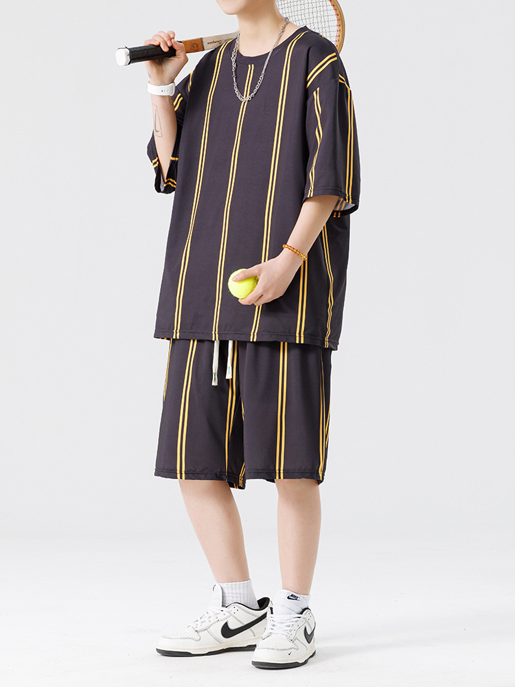 Nuevo traje de pantalones cortos de camiseta de cuello redondo con estampado a rayas de verano para adolescentes, pantalones cortos casuales de manga corta, ropa suelta para el hogar