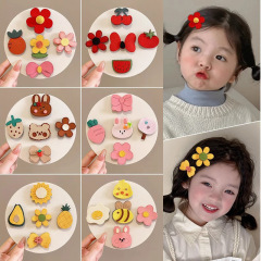赤ちゃんの髪はマジックを貼って赤ちゃんの胎毛の髪を挟みます。