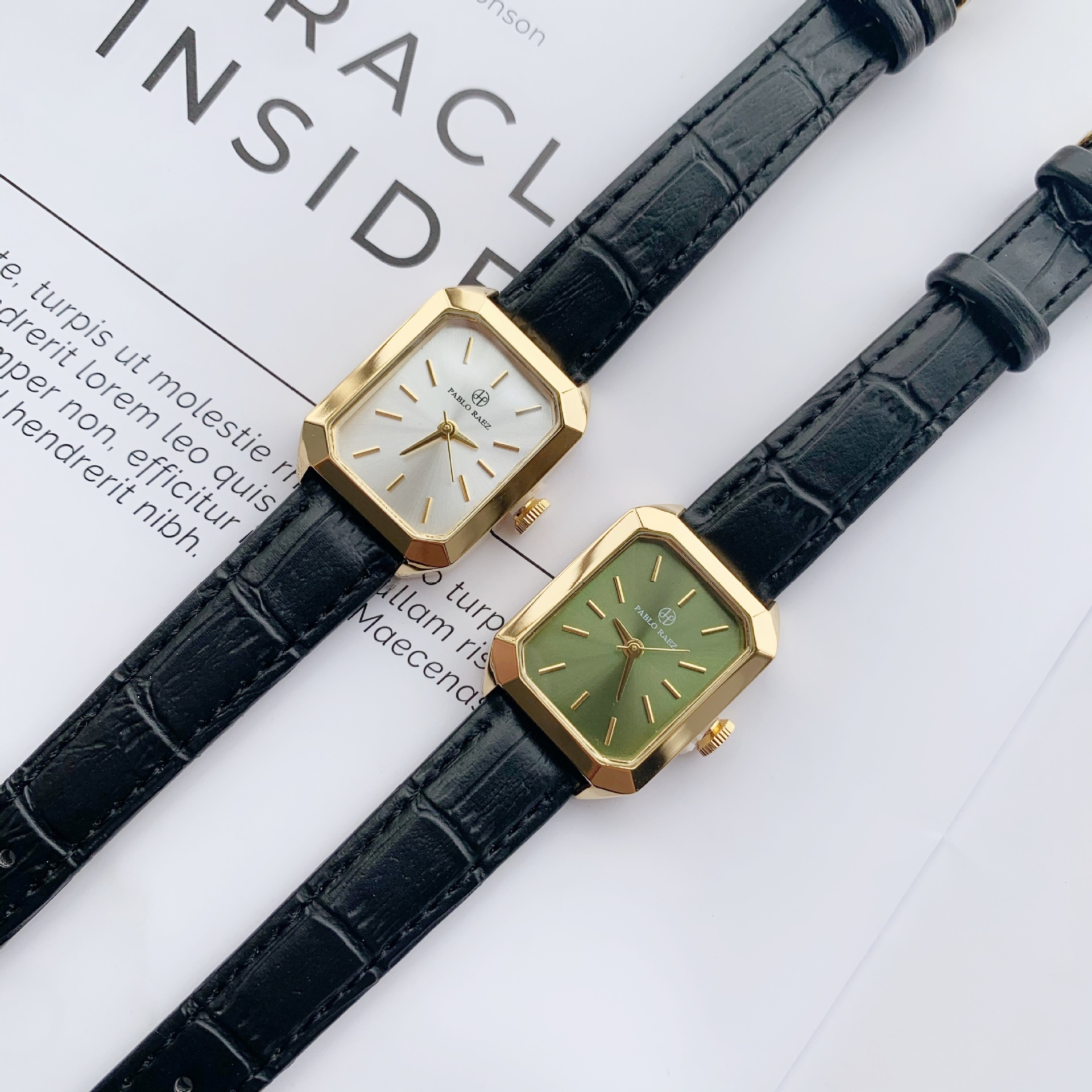 Nuovo piccolo orologio verde di lusso leggero Cintura casual alla moda Orologio da donna Quadrante quadrato Orologio da lavoro Regalo di fascia alta per impiegati e studenti_voghion.com