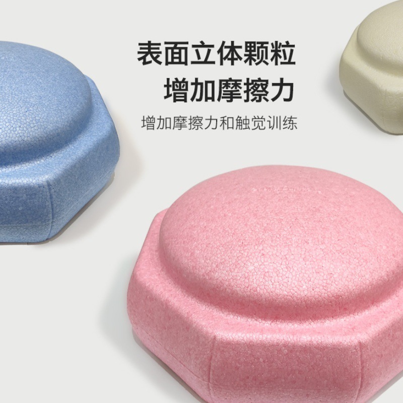 幼稚園の体育教具虹の川を渡る石の子供は早く家庭のバランス感覚の訓練器材を教えて踏み台のおもちゃを踏みます。|undefined