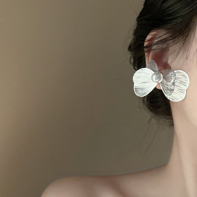 Ear Studs Classification 1 Pair Quantity 1 Pair Simple Style Flower Inlay Alloy Pearl Ear Studs