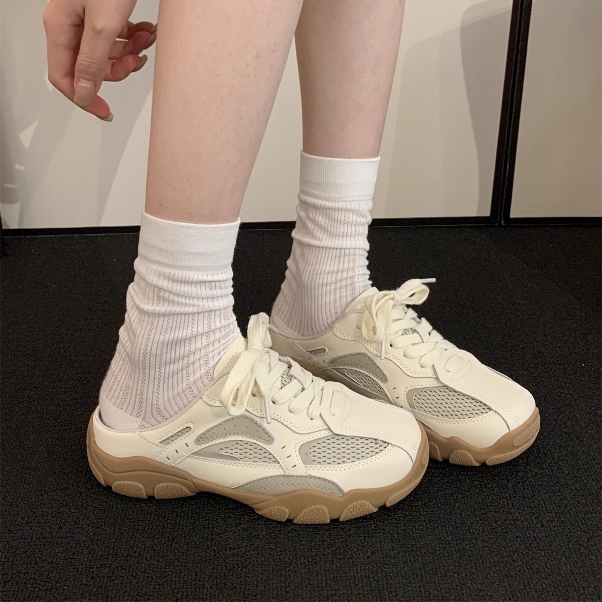 El primer hombre perezoso de suela gruesa gris plateada casual de cuero suave antiguo con zapatos de papá sin tacón afuera con medias zapatillas Muller