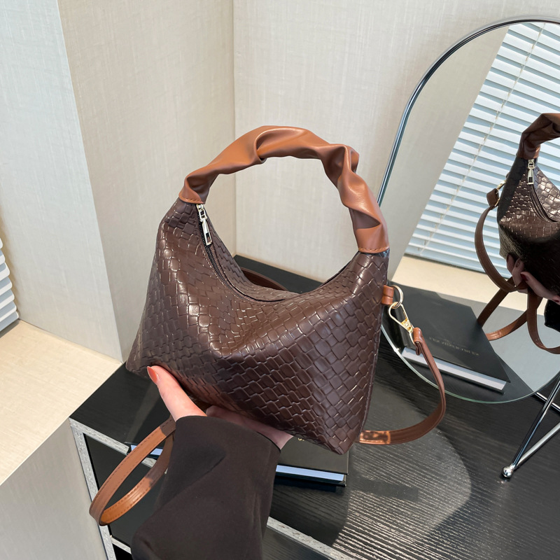 Este año bolsos populares de mujer diseño de tejido bolsos de mochila coreanos bolsos de transporte de aire extranjero 2024 nueva moda bolsos de hombro