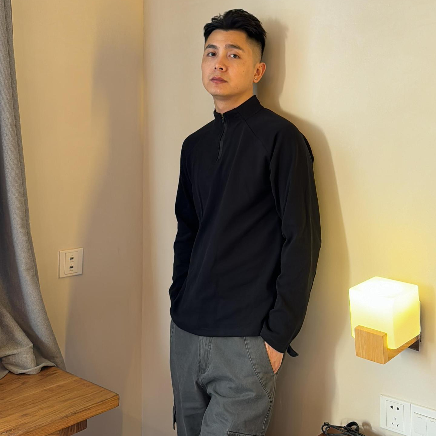 Gray oscuro medio cremallera camiseta de terciopelo para hombres otoño y invierno estilo americano cuello vertical con entrenamiento físico camiseta de manga larga