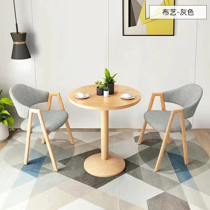 밝은 회색 천 60개 원형 테이블과 의자 2개