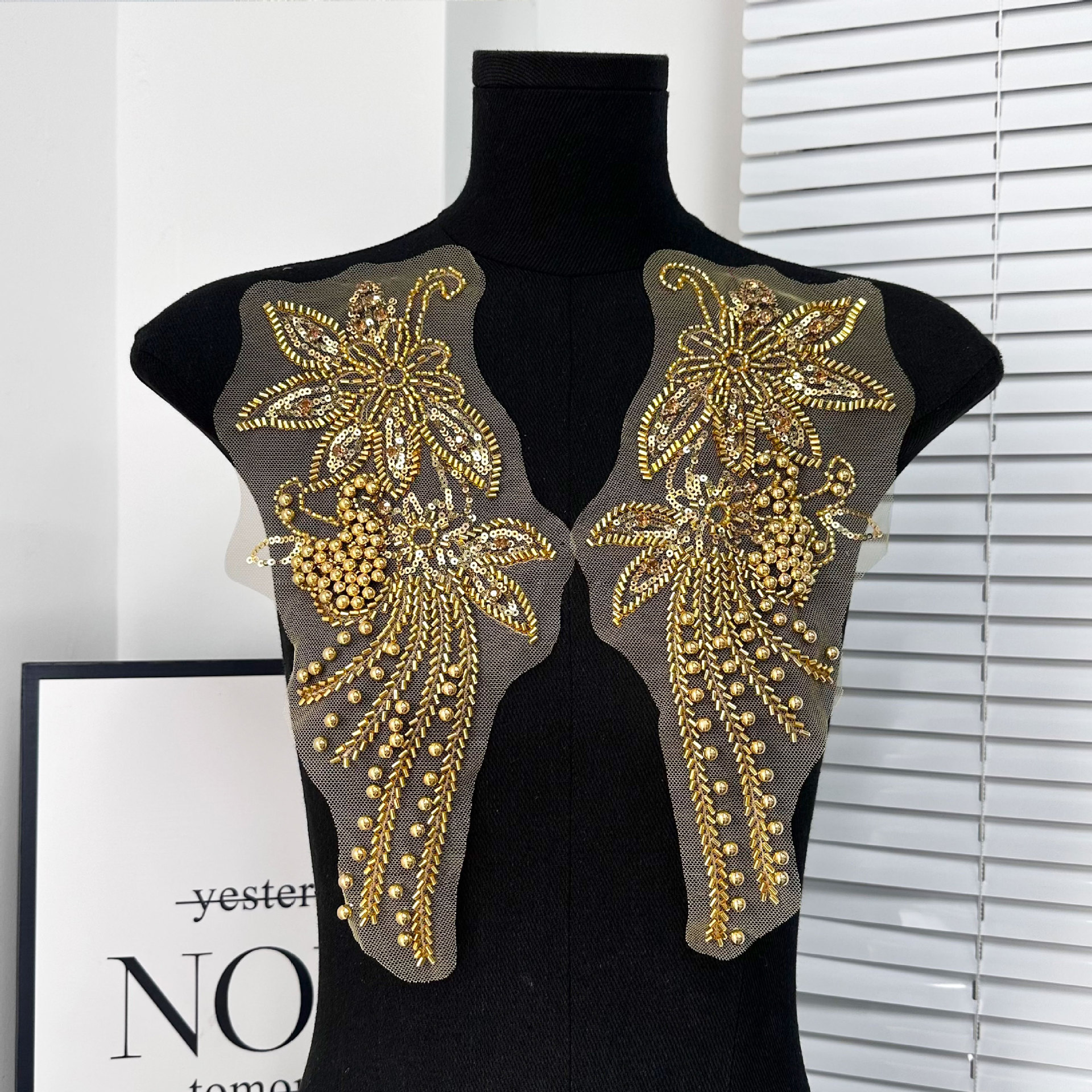 Dorado pesado bordado tubo de perla sequinilla tela decal estilo chino vestido de boda vestido de espectáculo vestido decal estilo nacional