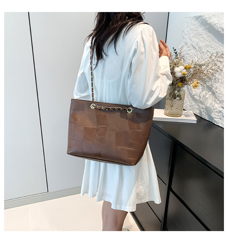 Women's Large Capacity Shoulder Tote Bag With Chain Detail_voghion.com
