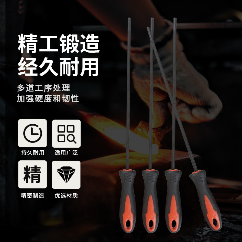 メーカーの現物は木を切るチェーンソーやすり磨き工具を持っています。|undefined