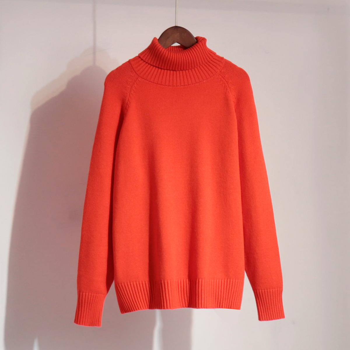 Suéter de cuello alto estilo europeo y americano, otoño-invierno 2025, elegante, versátil, de color liso, con manga raglán, diseño para mujer, longitud media. image 9