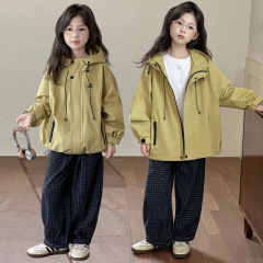 女童外套秋季2025新款休闲运动中大儿童刺绣连帽冲锋衣风衣春秋款