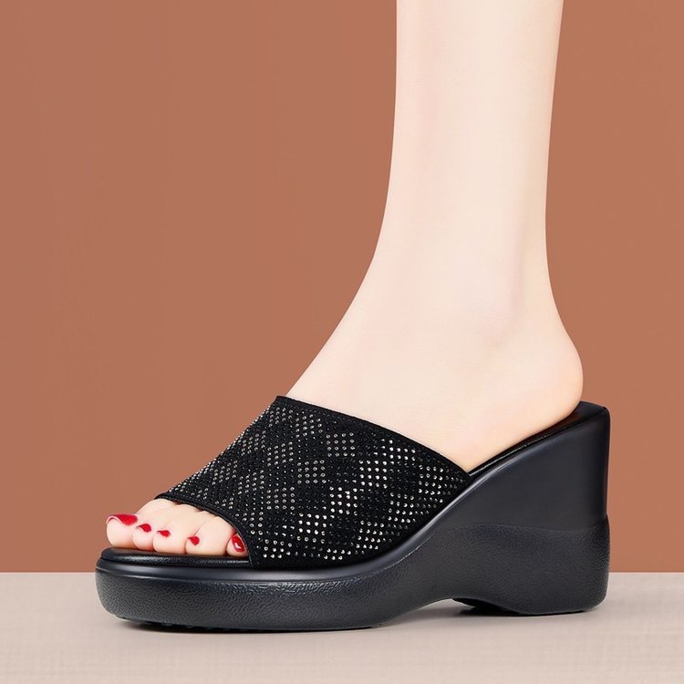 Zapatillas de talón alto de diamante para mujeres 2026 verano nuevo estilo de moda para usar zapatillas antideslizantes de suela gruesa