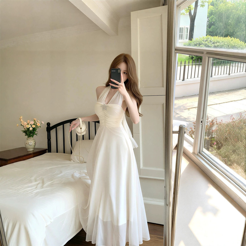 French-style V-neck holiday fairy dress for women, 2026 summer A-line waist-cinching slimming dress with chest pads and halter neck long skirt French-style V-neck holiday fairy dress for women, 2026 summer A-line waist-cinching slimming dress with chest pads and halter neck long skirt