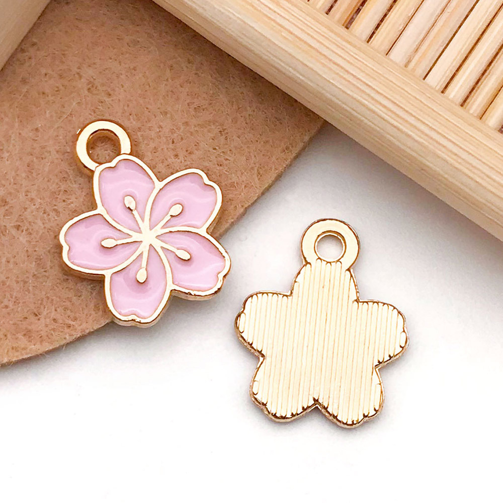 Colgantes esmaltados de flor de cerezo y margarita