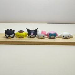 クロミのコンピュータのデスクのディスプレイは飾って机のデスクの上のかわいい子供を飾って腹ばいになります。