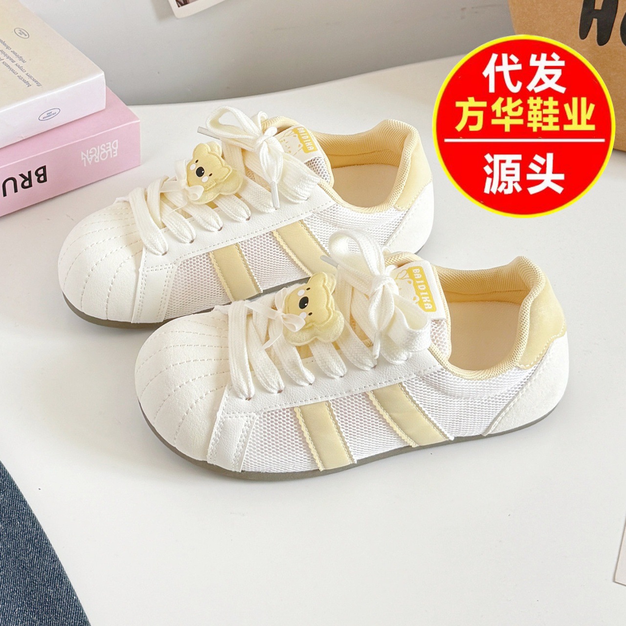 2026 nuevos zapatos de mujer primavera y verano zapatos de pan de suela gruesa zapatos deportivos casuales de skate de alto valor de los estudiantes zapatos blancos pequeños