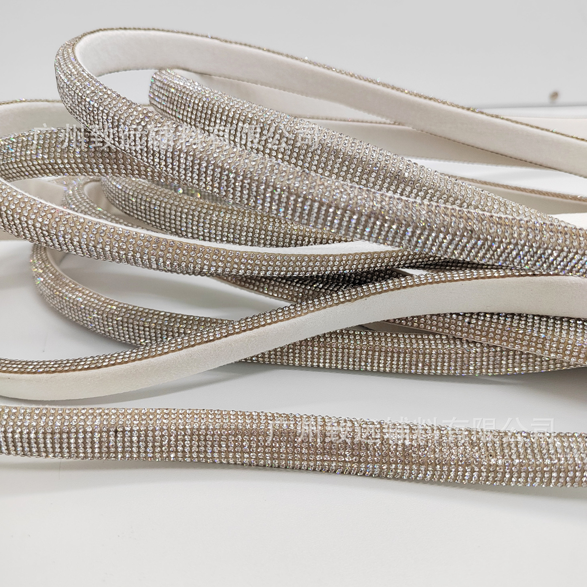 Semicírculo rhinestone cuerda de diamantes de imitación de media superficie tira de diamantes de imitación tubo de perforación de plástico redondo sandalias de tubo zapatos y sombreros material Diamond Strip fábrica