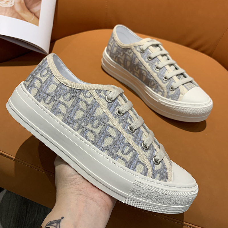 2024 nuevos zapatos de lona bajos de suela gruesa para primavera y verano para mujer D Home presbicia bordado Casual boca poco profunda zapatos individuales más fácil para combinar zapatillas de deporte