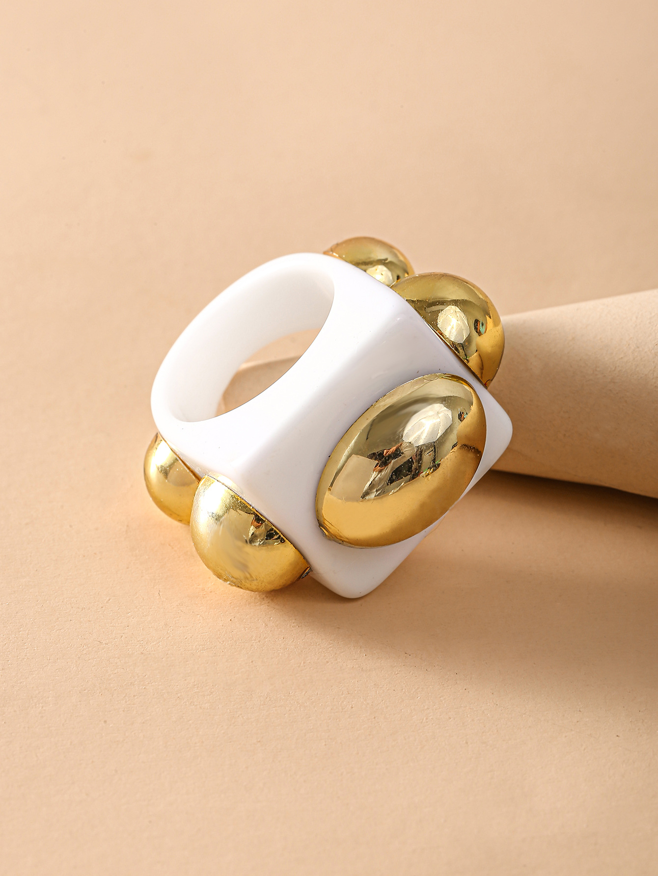 White Resin Ring Men's and Women's Tail Ring Costume Collocation ins Internet Celebrity Exaggerated Personality Ring_voghion.com