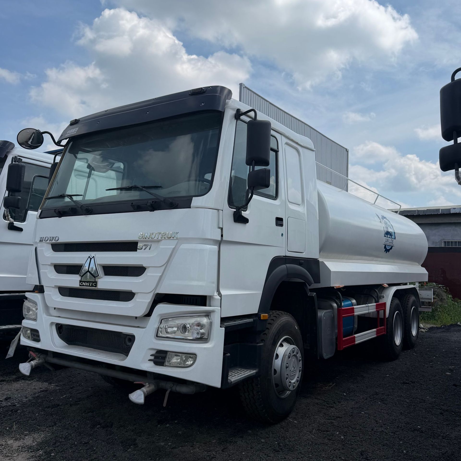 Sinotruk Howo 6*4 rear dual-axle sprinkler truck, eight-wheel multi-functional garden landscaping fog cannon dust suppression sprinkler truck