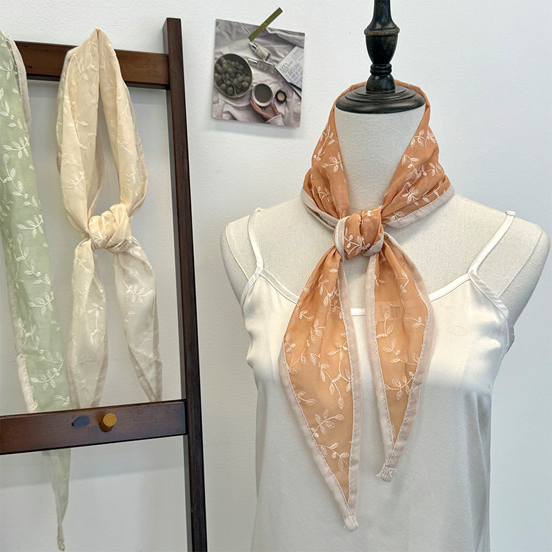 Pañuelo de seda, sentido avanzado, nuevo estilo, decoración de bordado de flores, bufanda pequeña en forma de diamante, cinta para el cabello trenzada, cinturón para el cabello trenzado, accesorios para el cabello atados