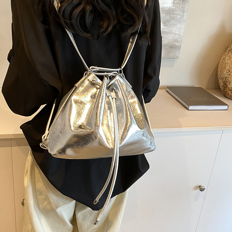 Alta sensación de moda explosiva bolsas plegadas de verano 2024 nuevo paquete de cubo de hombro mochila popular mochila pequeña