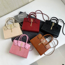 �{�~�yŮ���ϰ�ͨ�ڰ���ɫ�ٴ�����μ�б������s���K��