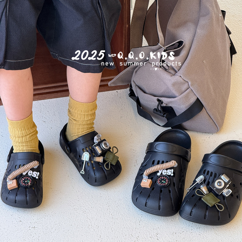 2025 夏の新しい子供のかわいい漫画の下駄男の子と女の子のためのソフトソールカジュアル多用途ビーチシューズサンダルとスリッパ|undefined