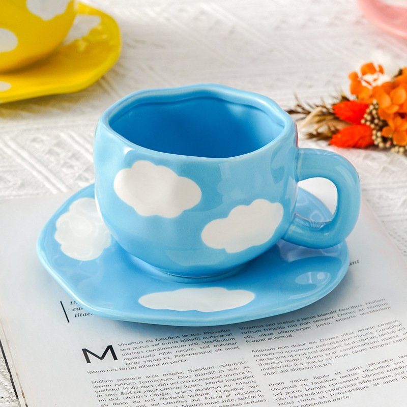 Hermoso conjunto de tazas de café y platos Regalos comerciales Irregulares tazas de desayuno transfronterizas de cerámica Pastoral pintada a mano esmaltada