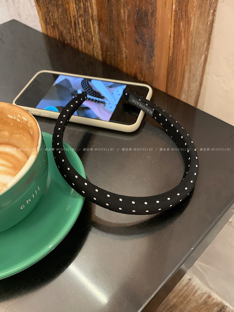 Black thin edge polka dots, about 1.5cm wide