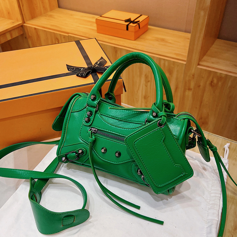 Sacs design de niche pour femmes 2023 nouveau sac à aisselles à rivets populaire sac à bandoulière à bandoulière unique millénaire sac de moto fille chaude_voghion.com