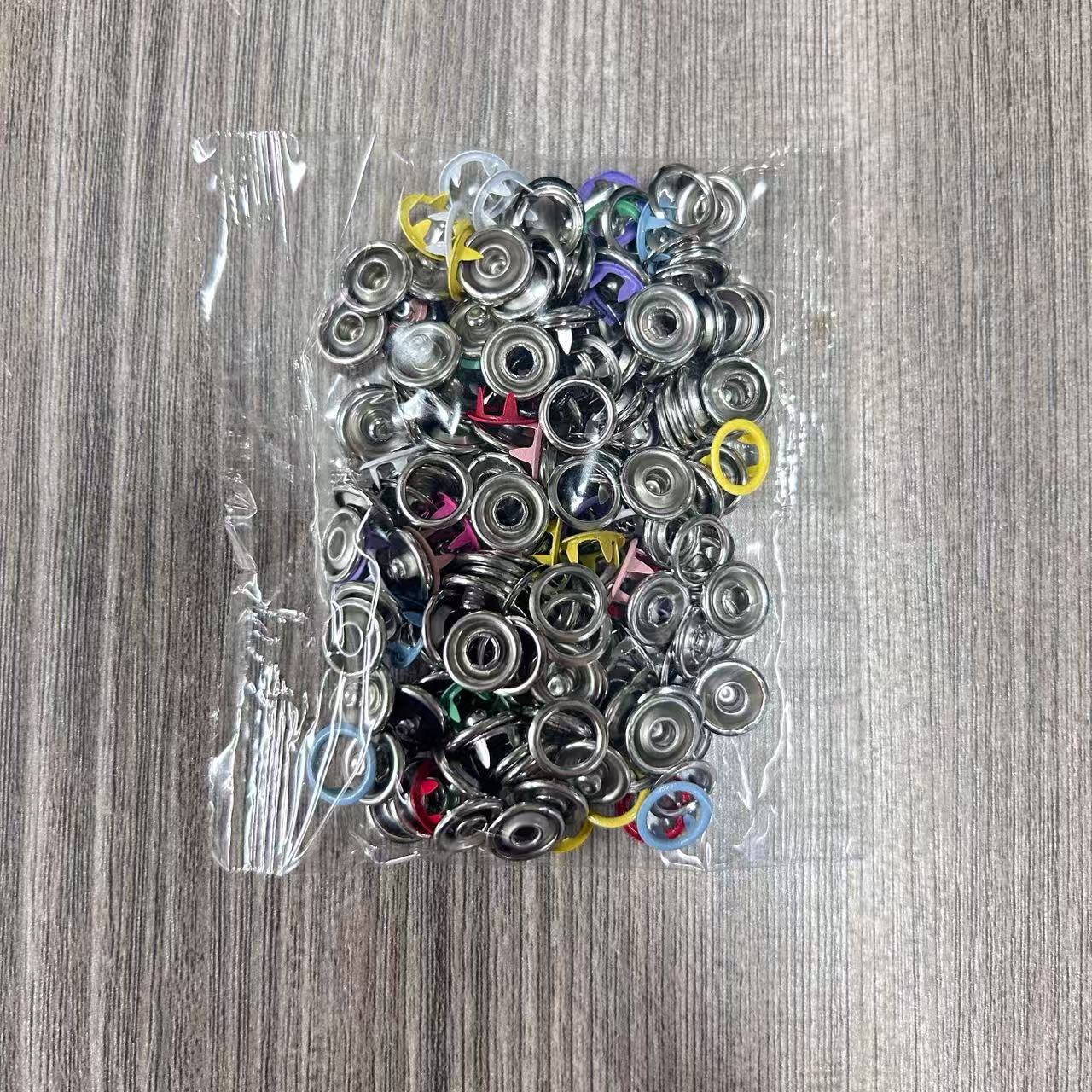 Pasando en el comercio electrónico de cinco dedos hebilla de cobre bebé trepa ropa de botón de acero inoxidable sin costura hebilla de garra ropa infantil DIY botón