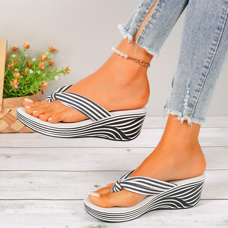 Flip-flops women's 2025 summer new thick bottom muffin fashion comfortable wedge heel set foot beach sandals wholesale
