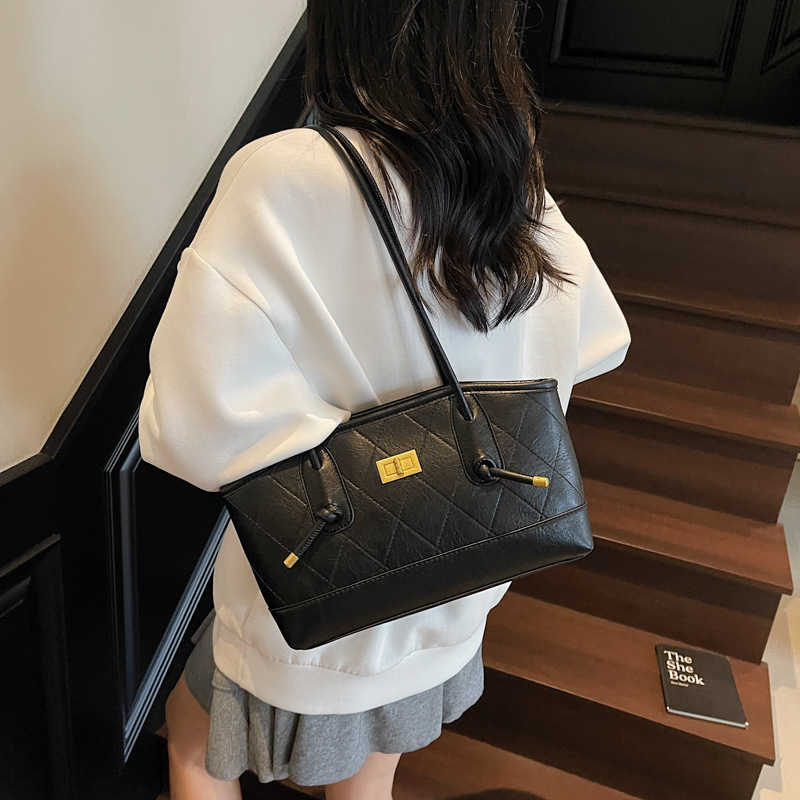 Bolsa de mano transfronteriza de alto nivel, bolso de celosía casual para mujeres, otoño y invierno 2025, nueva bolsa de hombro casual de gran capacidad.