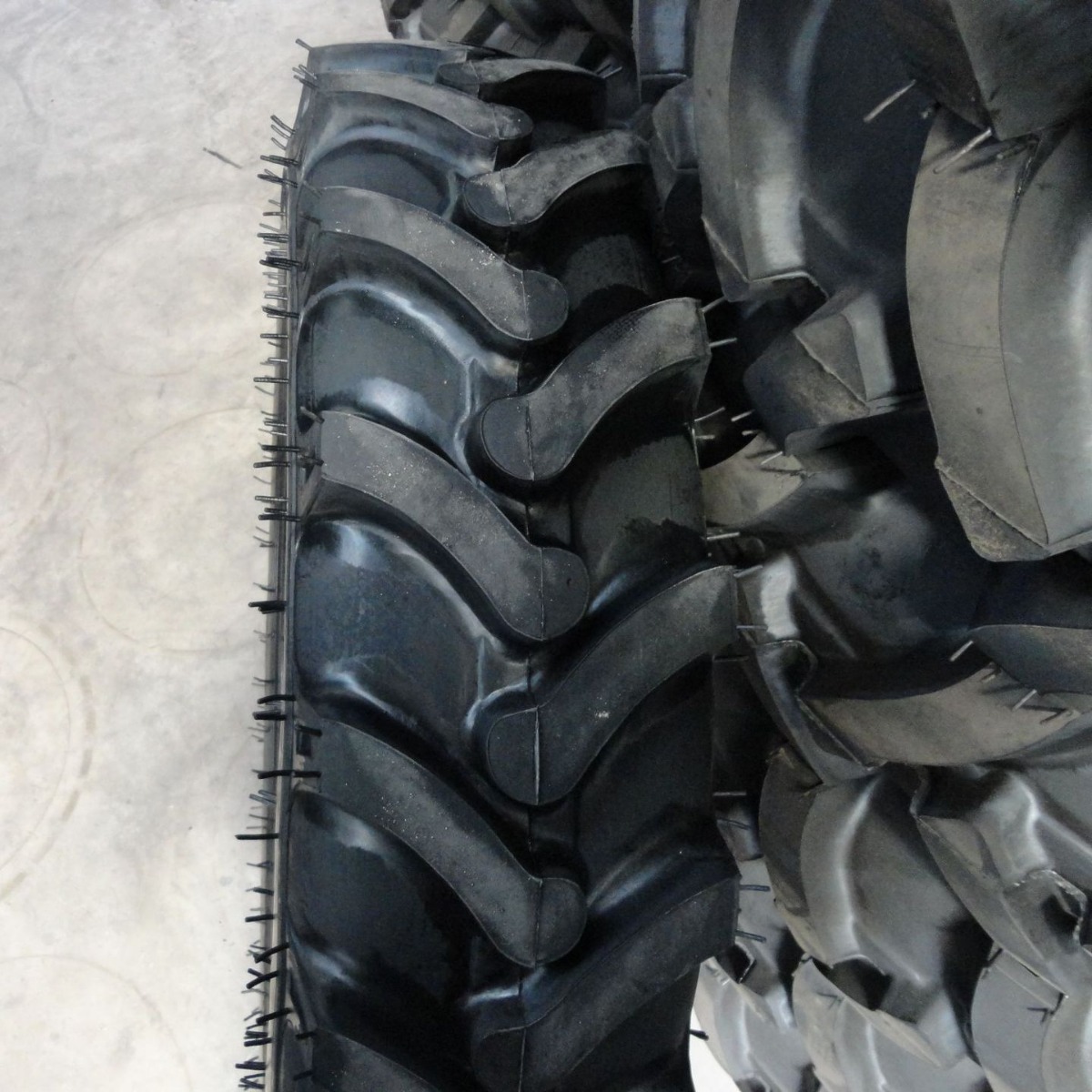 厂家专业生产农用车人字11.2-20 轮胎