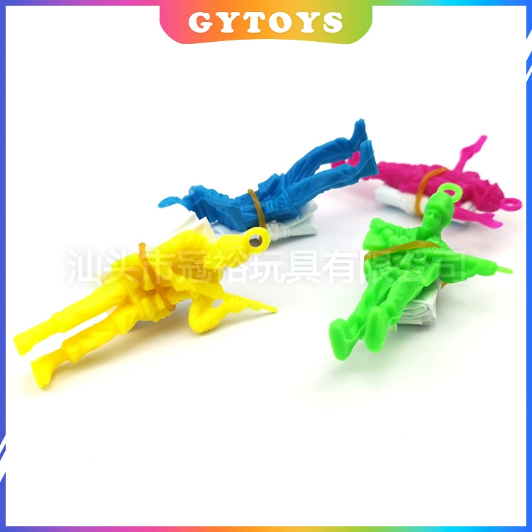 Внешняя торговля солдаты в горячей стойле едят курицу на площади Отдых на открытом воздухе Спорт детские руки метают военный парашют маленькие игрушки