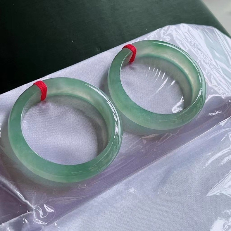Vòng tay ngọc bích tự nhiên Miến Điện loại A băng băng, đường kính trong 51–64 mm chi tiết 2