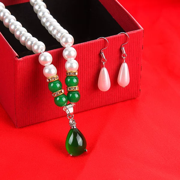 Synthetic Pearl Necklace for Women, a Simple and Versatile Accessory for Mothers, Perfect for Mother's Day, with a Clavicle-Enhancing Design That Is Elegant and Color-Preserving