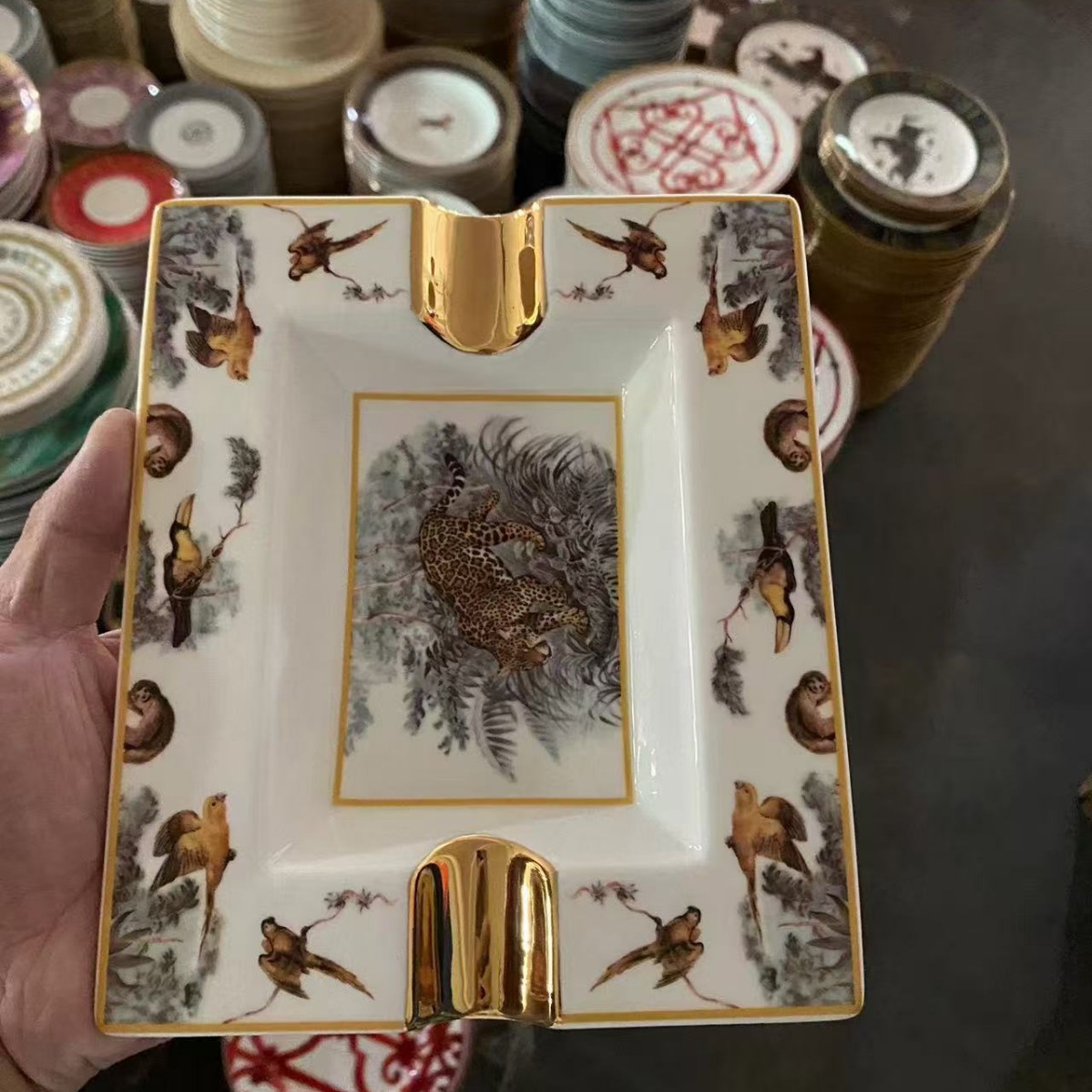 Lujo ligero de estilo europeo, porcelana de hueso de la selva ecuatorial, taza de café, platillo, taza de té de la tarde, juego de caja de regalo, regalo de boda de cumpleaños