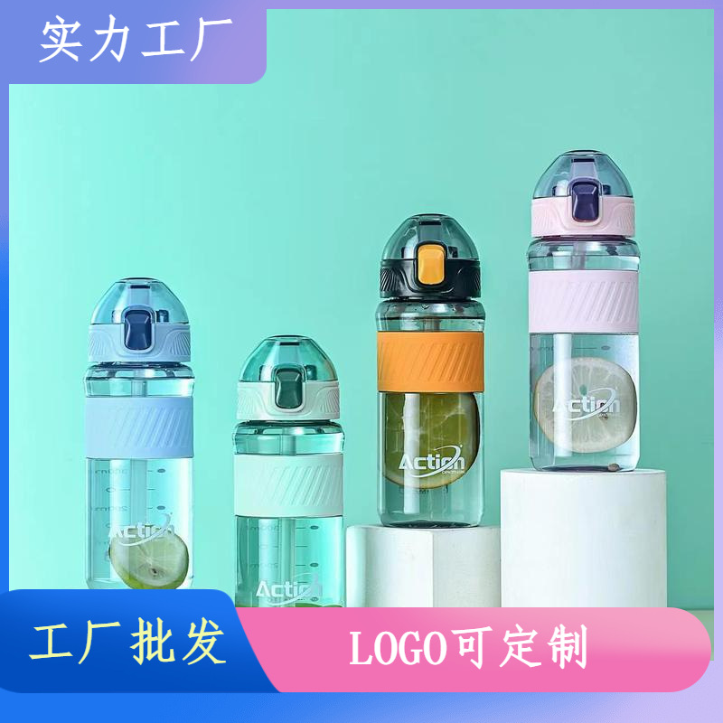 Fábrica personalizada nueva taza de plástico deportiva al aire libre estudiantes con cerradura conveniente para llevar taza de agua de plástico de paja boca de pato