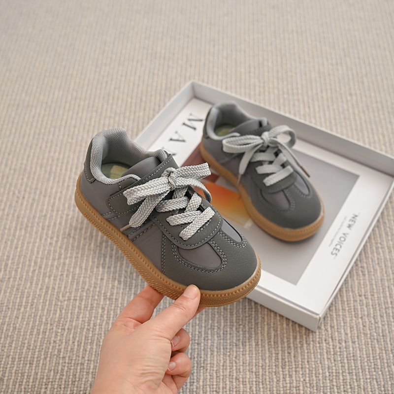 Zapatos de entrenamiento alemanes para niños 2025 verano nuevo estilo niña moda coreana zapatos casuales zapatos deportivos antideslizantes de suela suave para niños