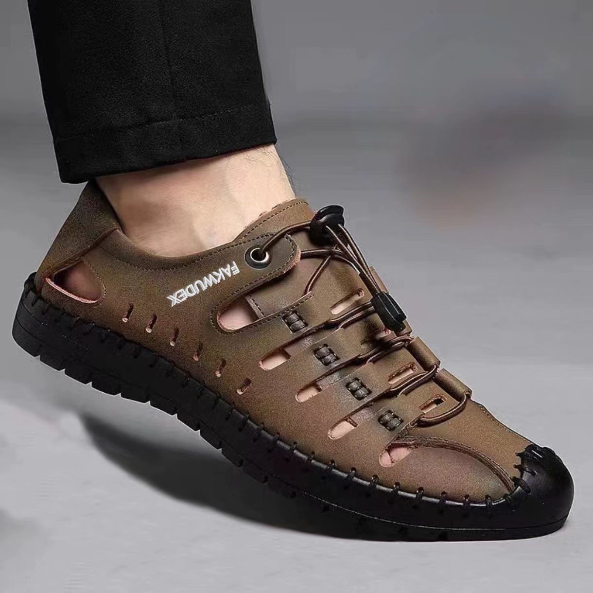 Nuevas sandalias de verano, zapatos de cuero huecos para hombres, zapatos de cabeza de bolsillo transpirables y cómodos, zapatos casuales con suela suave y baja.