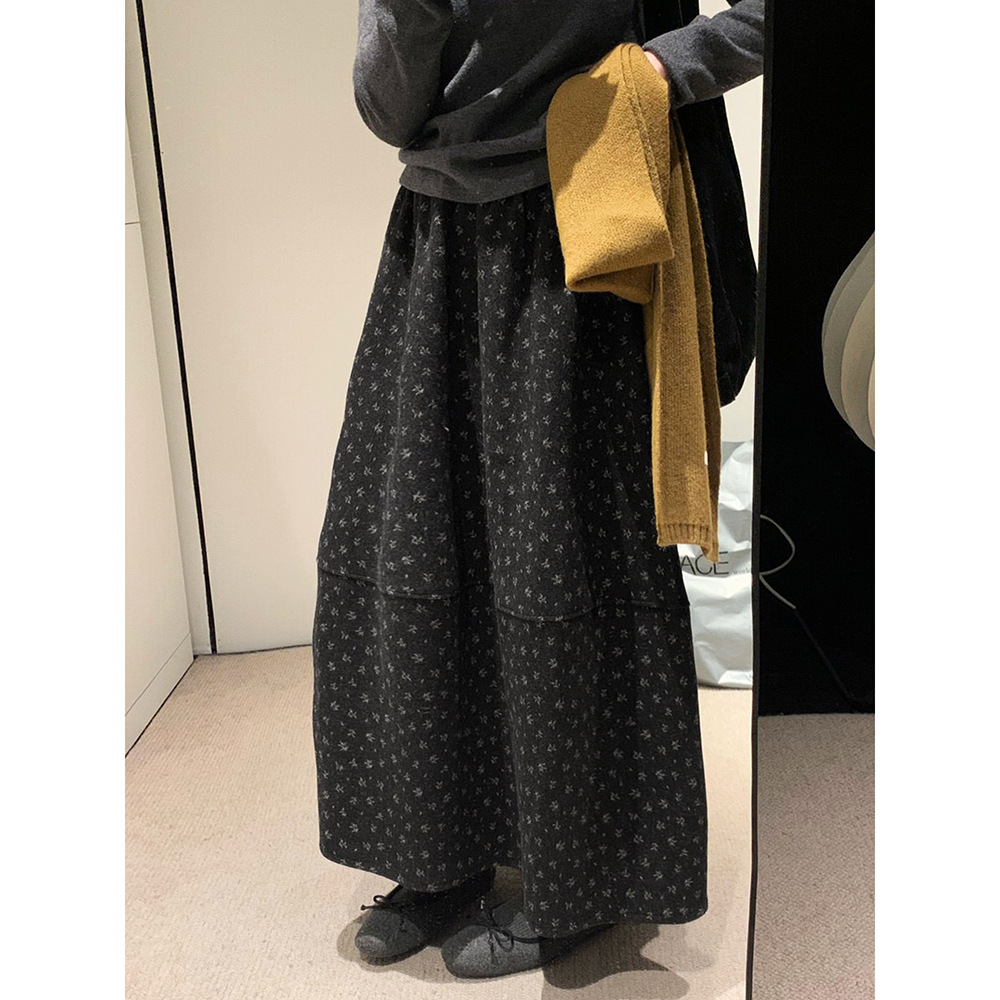 Autumn and winter maternity wear: fashionable, retro-style, floral-patterned wool blend midi skirt, thickened for warmth, versatile, and slimming A-line design