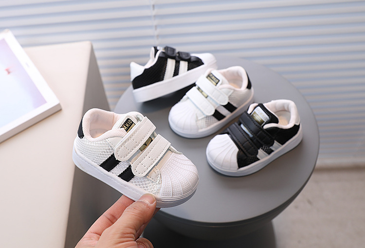 Barnbrädegalleria vit port hane och hona gående babyhacka, pring/sommar 2023 urholkad ingle meh_voghion.com