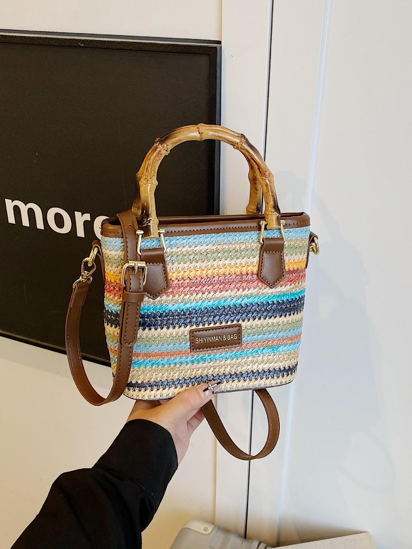 Bolsa de tejido de verano super caliente para mujeres 2025 nuevo juego de playa portátil bolso de balde arco iris tela de paja bolso de mochila para mujeres