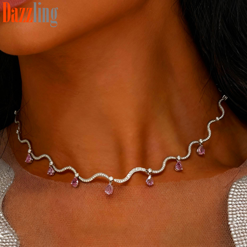 Collana da donna con zirconi a forma di onda e goccia, incastonatura di diamanti classica e alla moda, gioiello di tendenza con motivo geometrico e catena in metallo._voghion.com